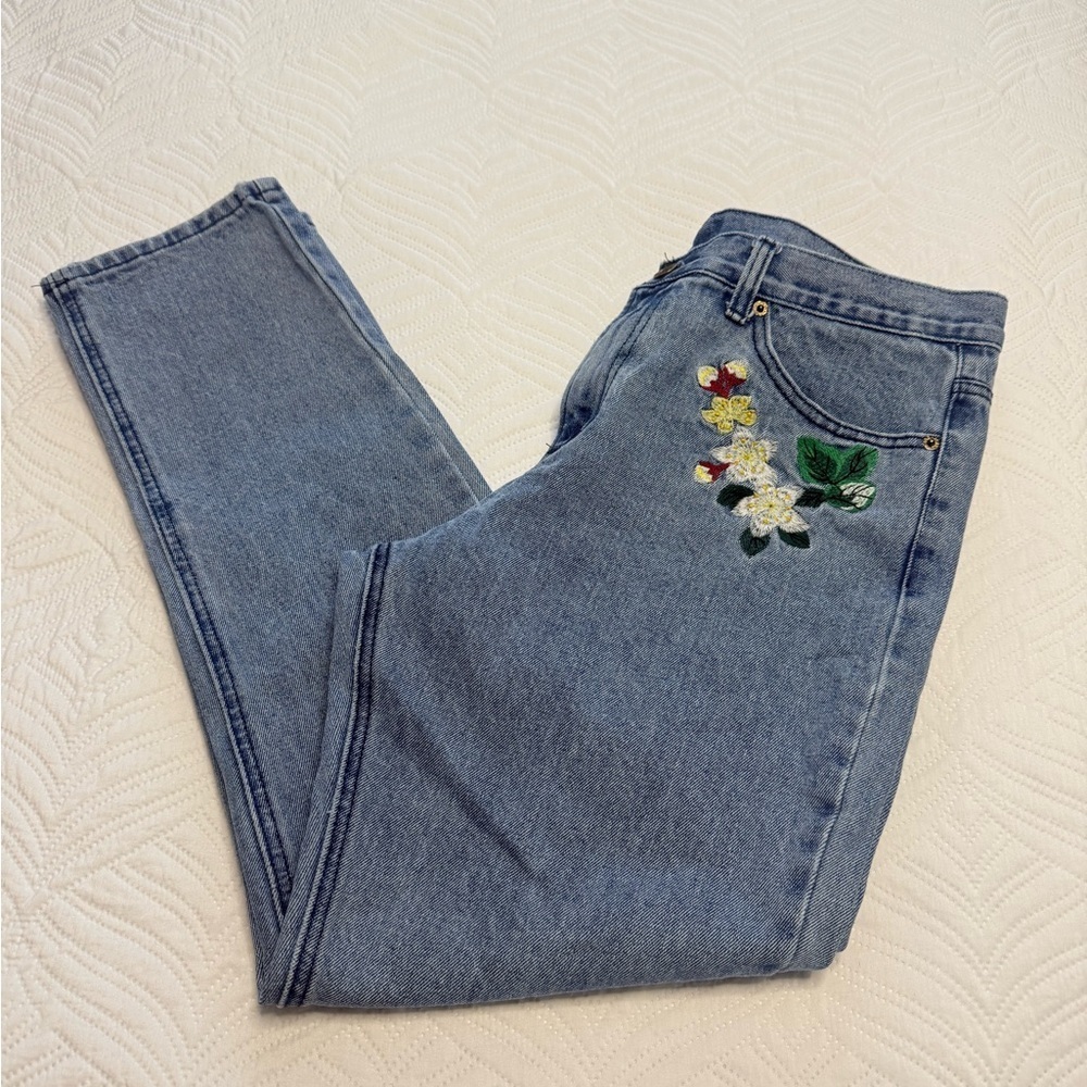 Charlie Charolette women’s Stonewashed Floral Embroidered Denim Jeans. Size XL